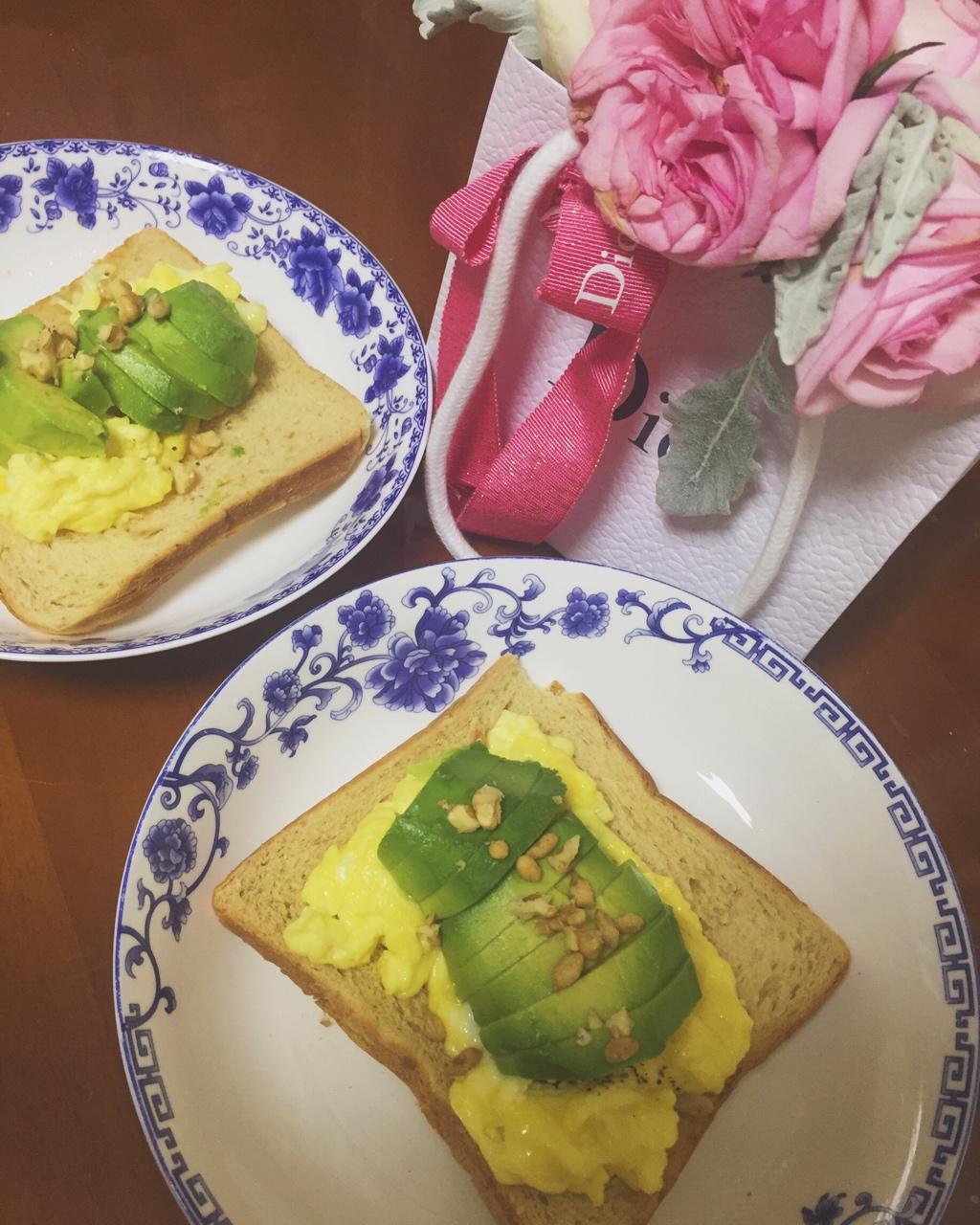 鳄梨美式蛋多士