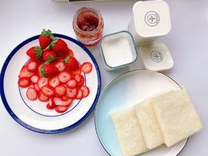 免烤箱❗高颜值🔥草莓酸奶伪蛋糕～低卡美味的做法 步骤2