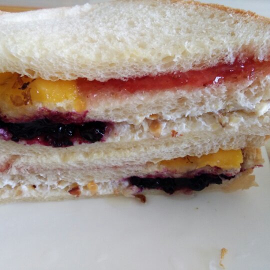 鱼儿乐做的果酱三明治