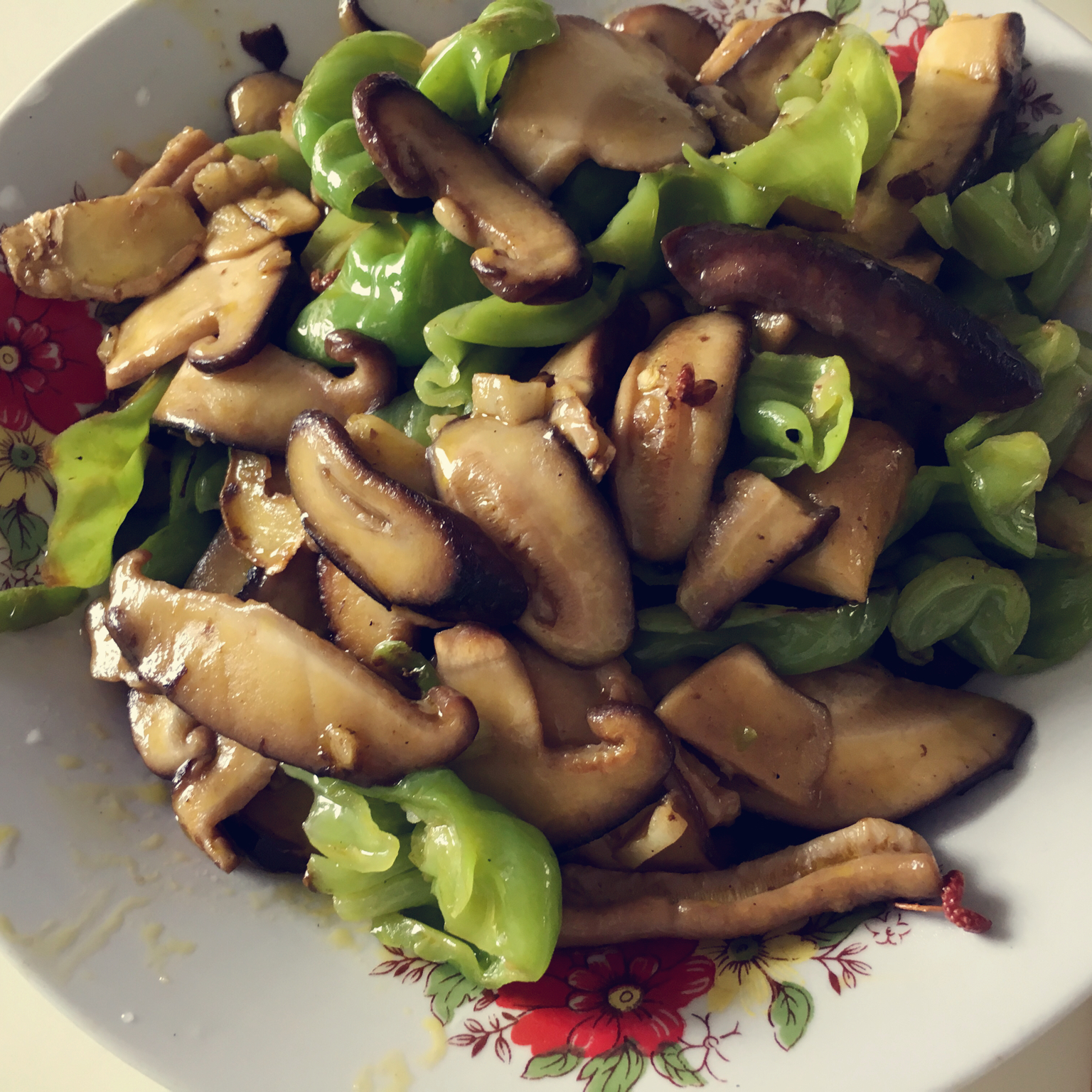 青椒炒香菇