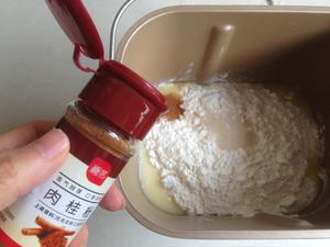 肉桂培根芝士面包卷的做法 步骤3