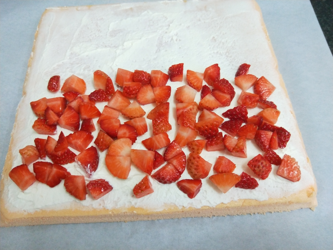 草莓奶油卷的做法 步骤13