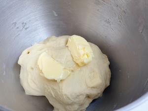 牛奶面包卷（打蛋器揉面）的做法 步骤3