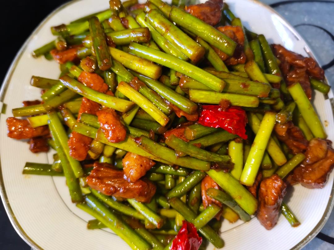 翠绿诱人五🌸肉炒蒜苔