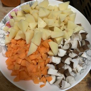 土豆腊肠焖饭的做法 步骤2