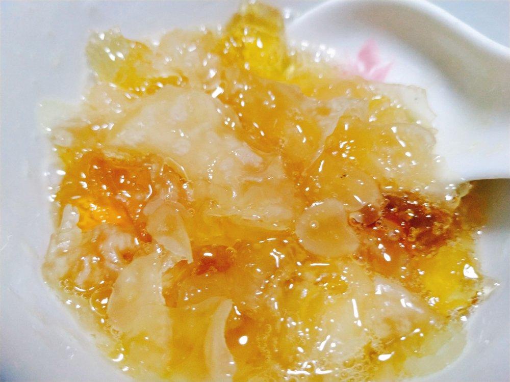 鱼胶炖桃胶雪莲子