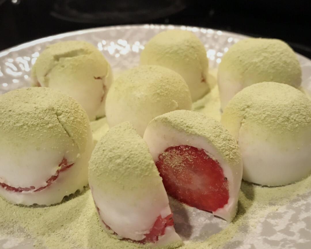 抹茶草莓牛奶冻