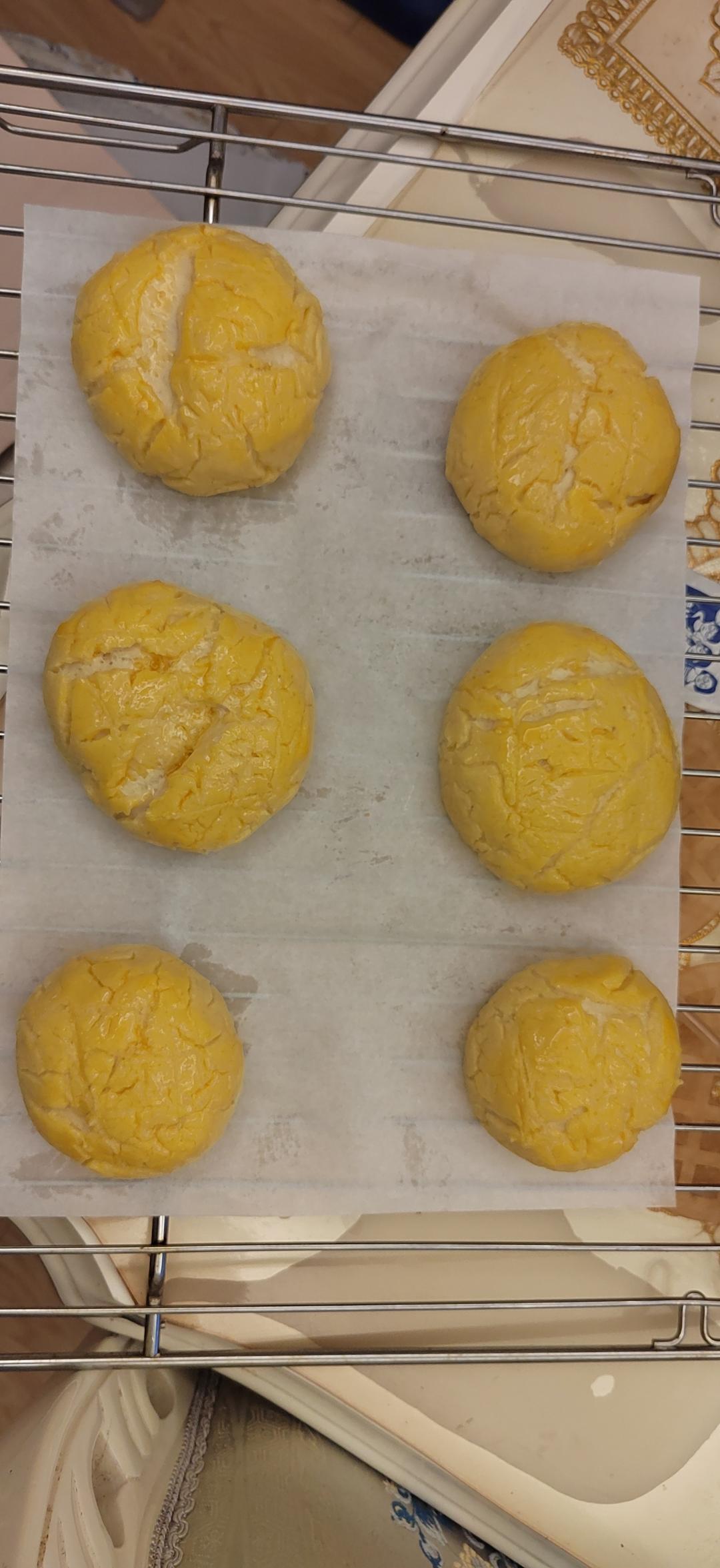 好吃到炸裂的港式菠萝包（附带制作酥皮的小视频）