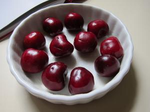 樱桃布丁/Cherry Clafoutis的做法 步骤1