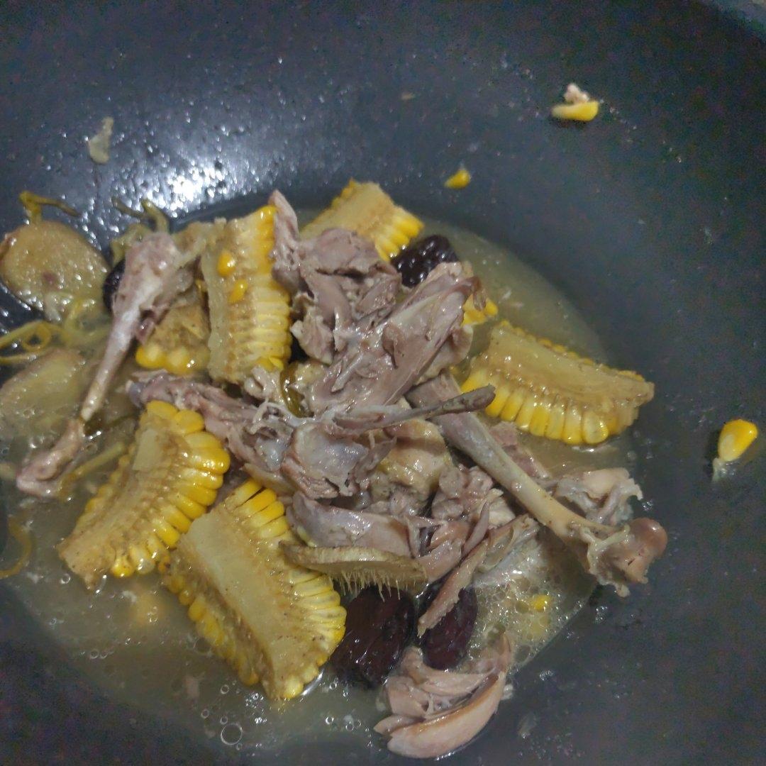 玉米胡萝卜鸭腿汤