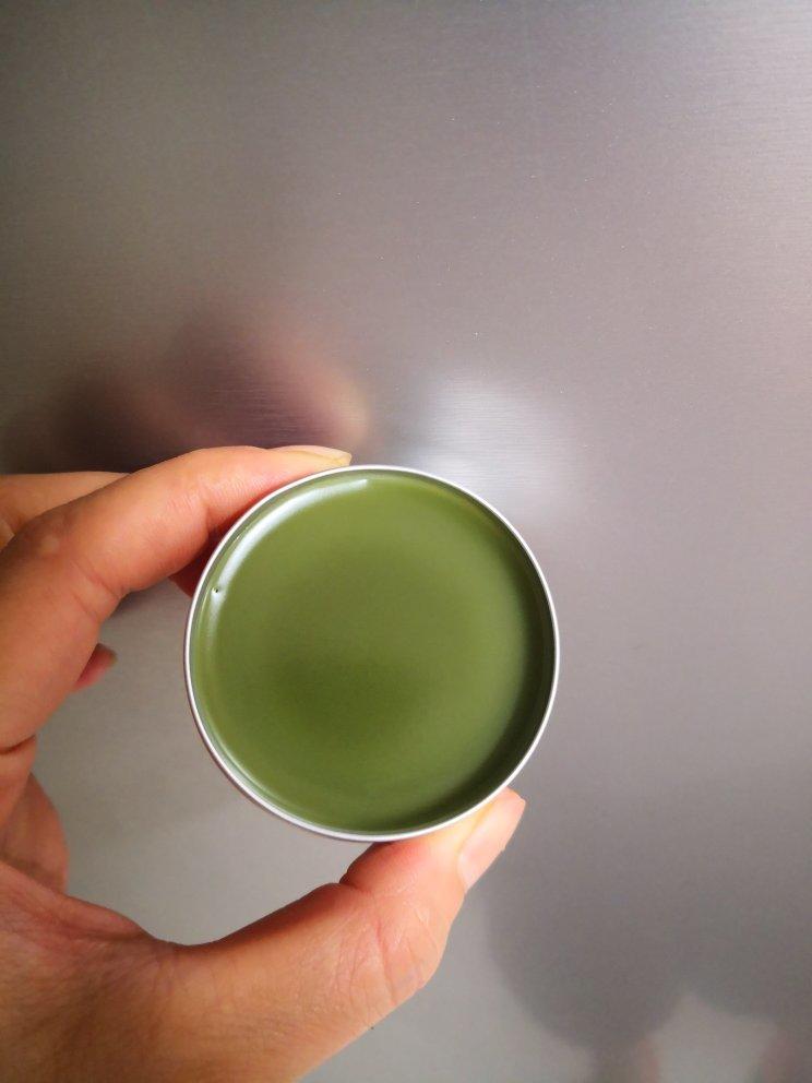 浓郁的艾草薄荷膏