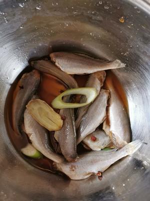 香酥油炸黄花鱼的做法 步骤1