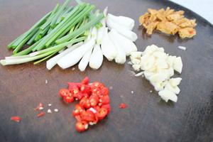 减脂美食，素炒野生蕨菜的做法 步骤4