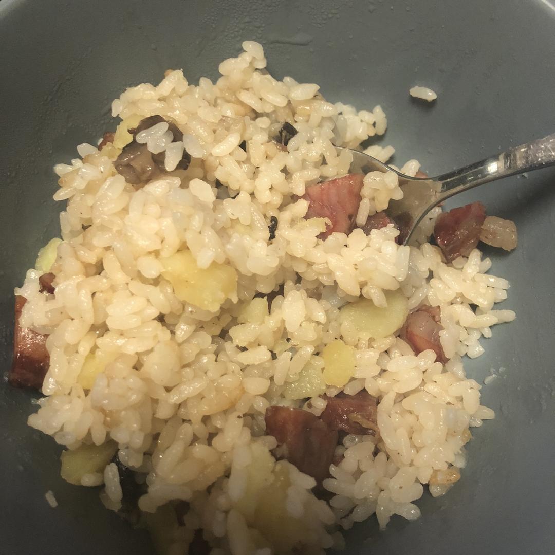 香菇土豆腊肠焖饭