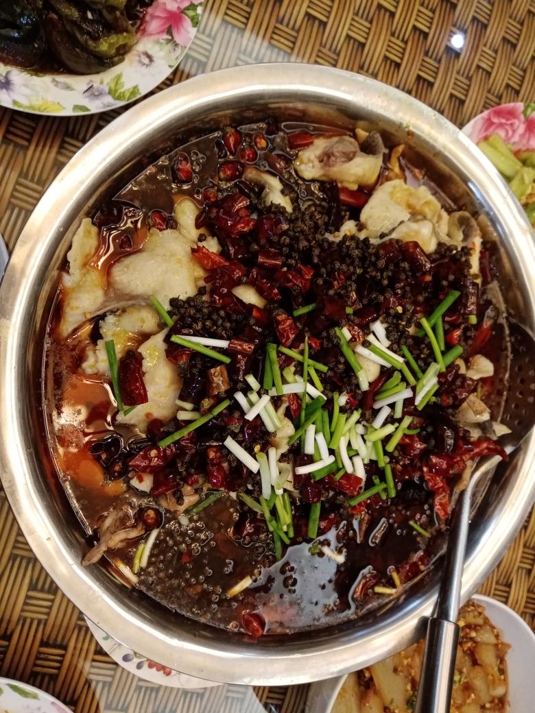 切片,火锅底料切1/3块,蒜要多一点切蒜子,一小撮花椒,一小把干辣椒