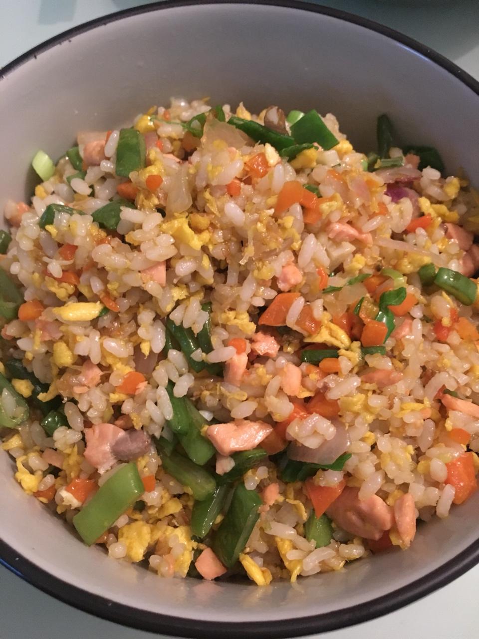 蒜香黄油三文鱼炒饭