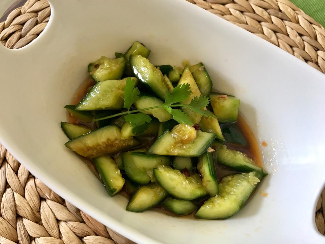 超级好吃的凉拌拍黄瓜