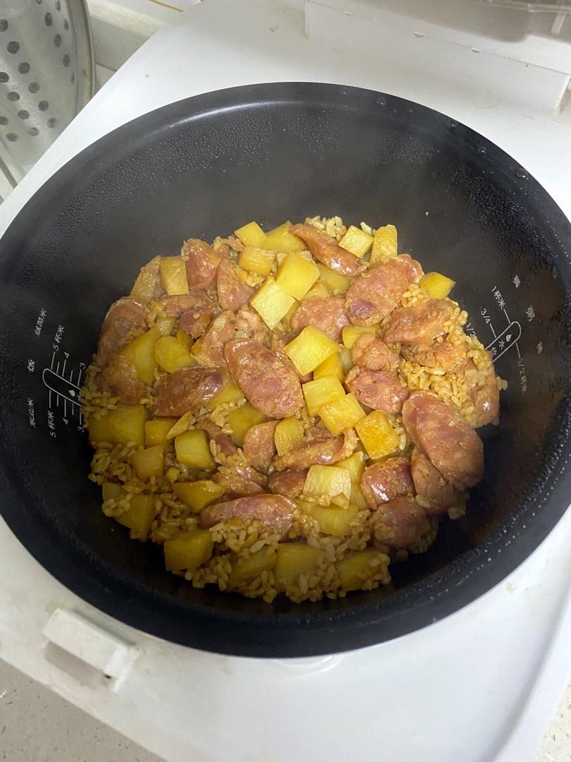 香菇腊肠土豆焖饭