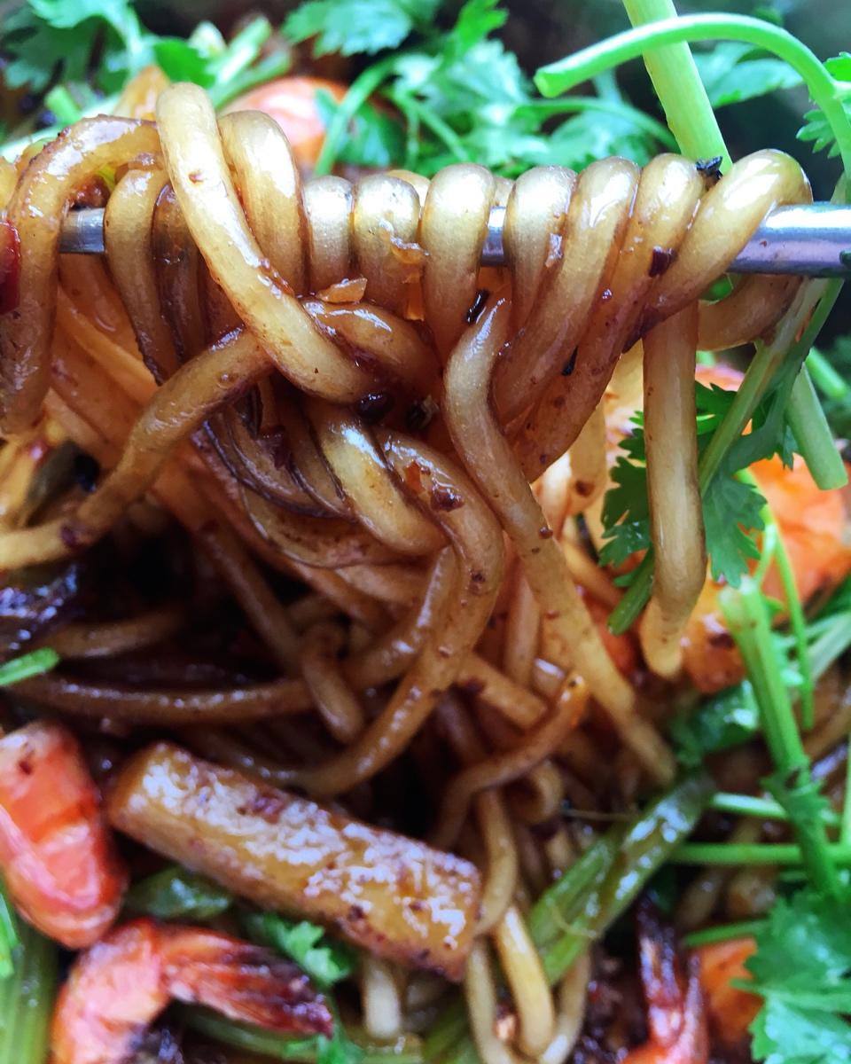 翅中虾火锅，过节待客超有面子的一锅两吃香辣火锅