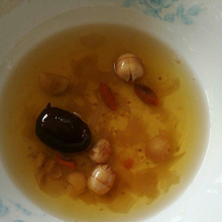 冰糖银耳红枣汤