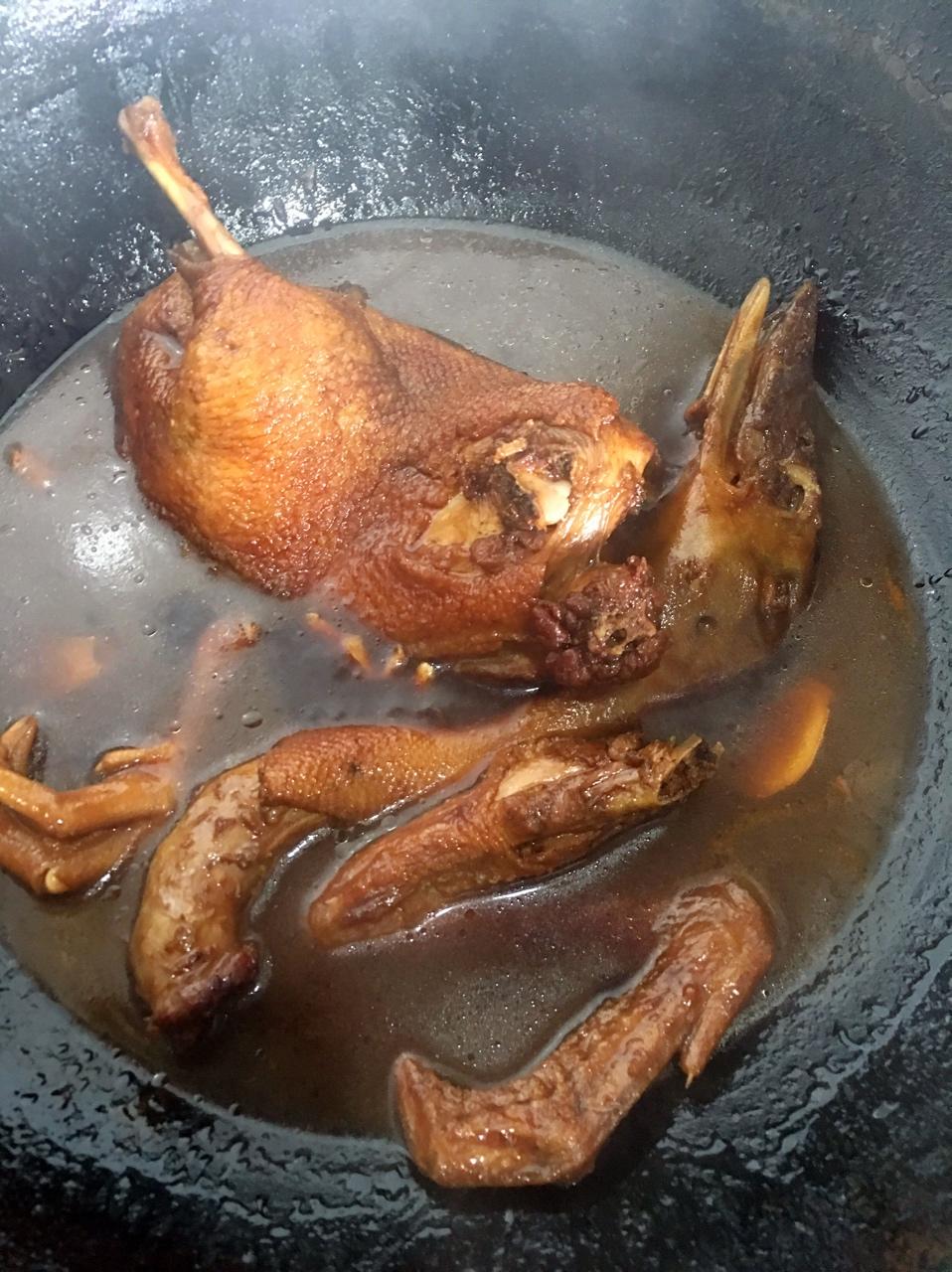 我炸鸭皮的时候,油里面放了葱头,姜片,煮鸭子的时候放了姜片还有蚝油!