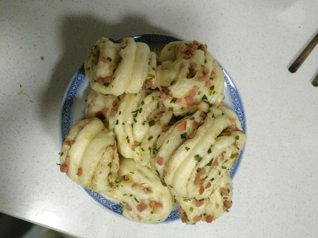 最好吃的火腿葱香花卷—附让葱不变黄的小窍门