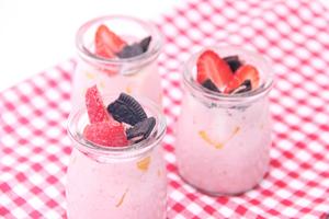 草莓奥利奥酸奶杯的做法 步骤5