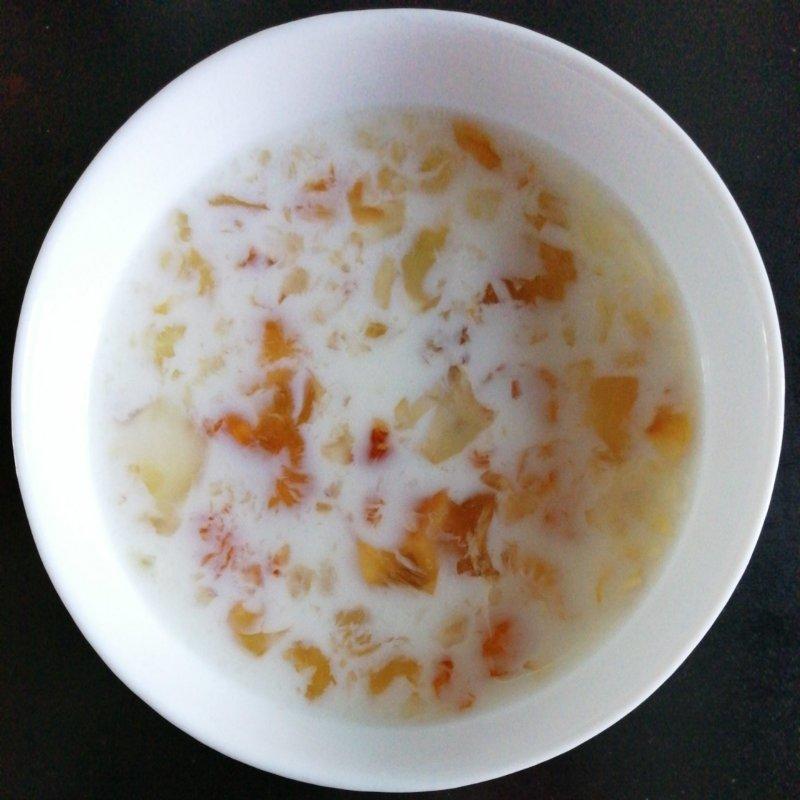 牛奶炖桃胶