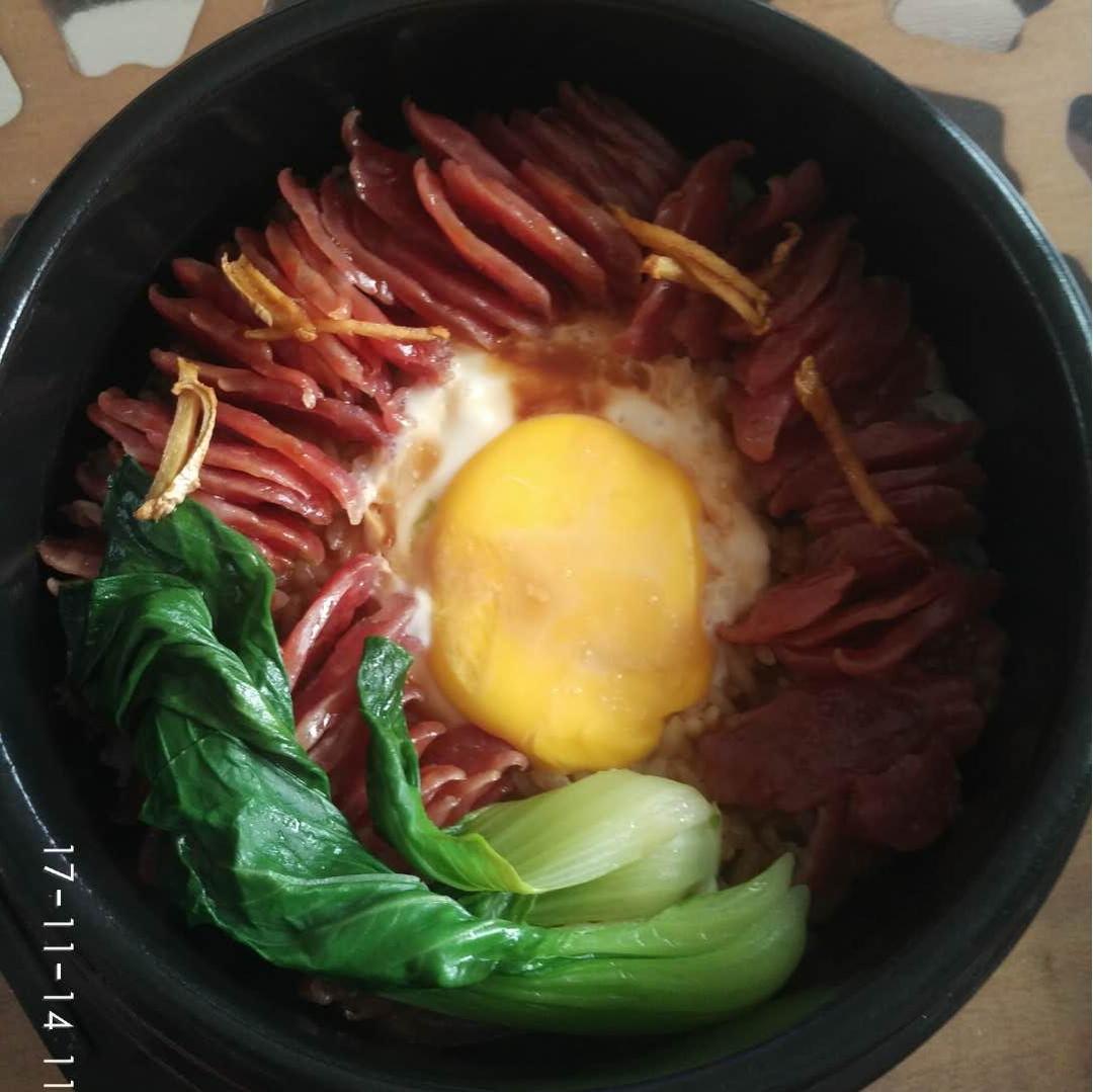 广式腊味煲仔饭