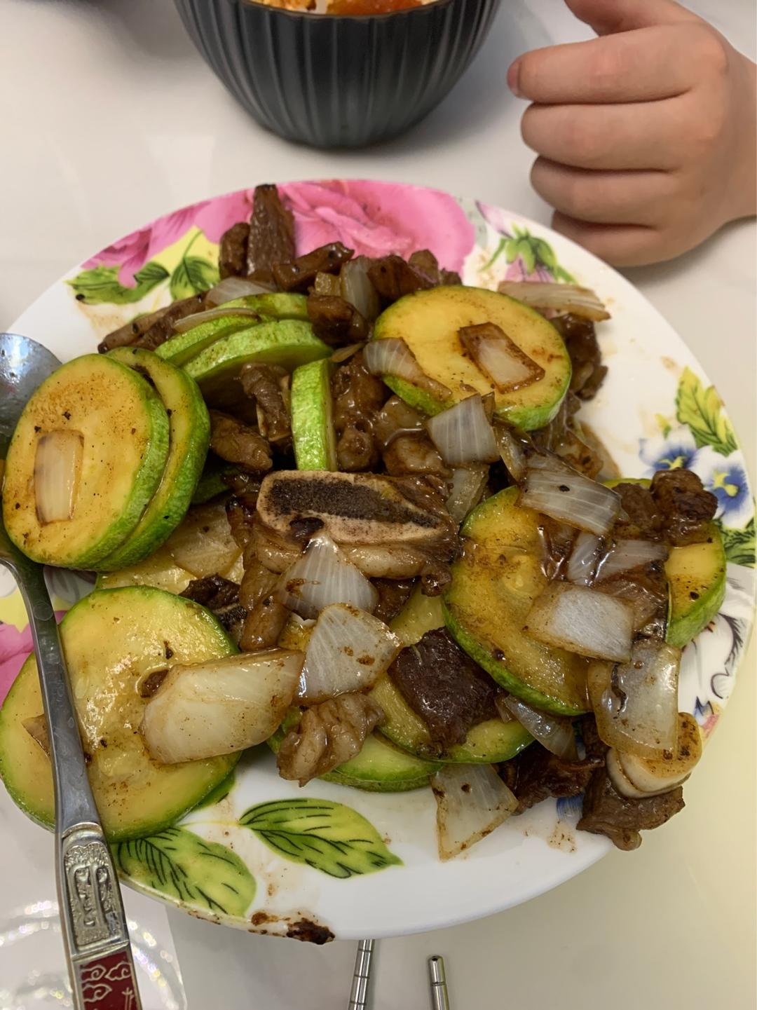 黑胡椒酱炒牛肉口蘑西葫芦