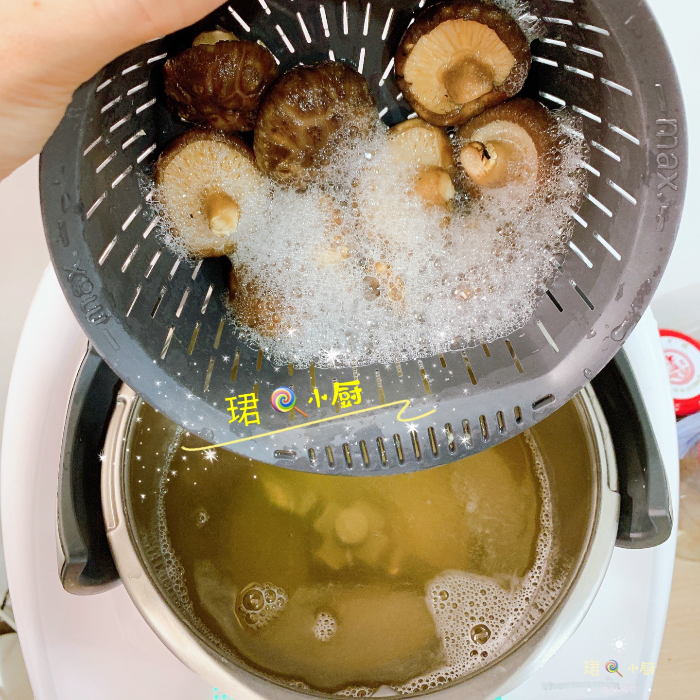 让人直流口水的                          小美·香菇扮鲍鱼                        超级简单，快手易做的做法 步骤3