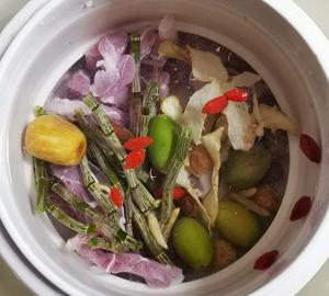 春季孩子清润祛湿长高汤石斛橄榄玉竹瘦肉汤的做法 步骤2