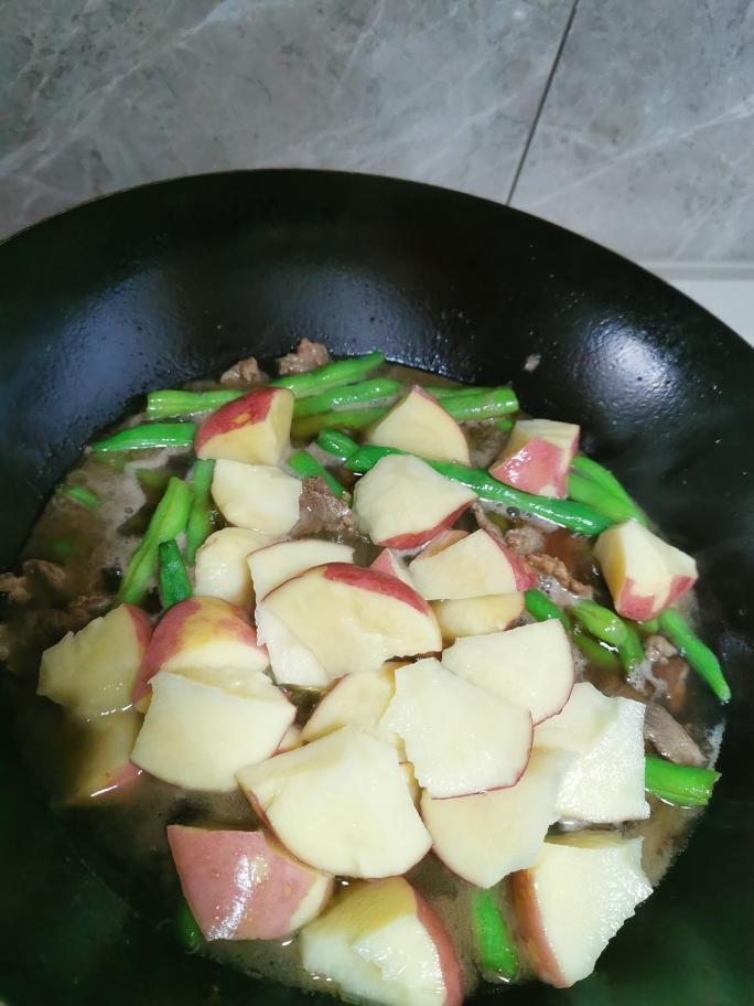 猪肉肉豆角炖土豆的做法
