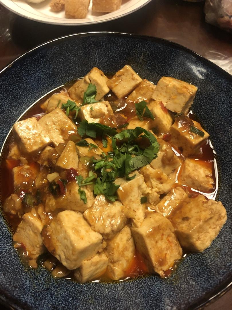 不放肉也超下饭的葱焖豆腐