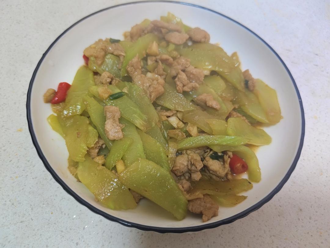 简单好吃下饭的莴笋炒肉来啦！