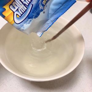 夏天来一碗红糖冰粉，吃完想去摆摊了的做法 步骤1