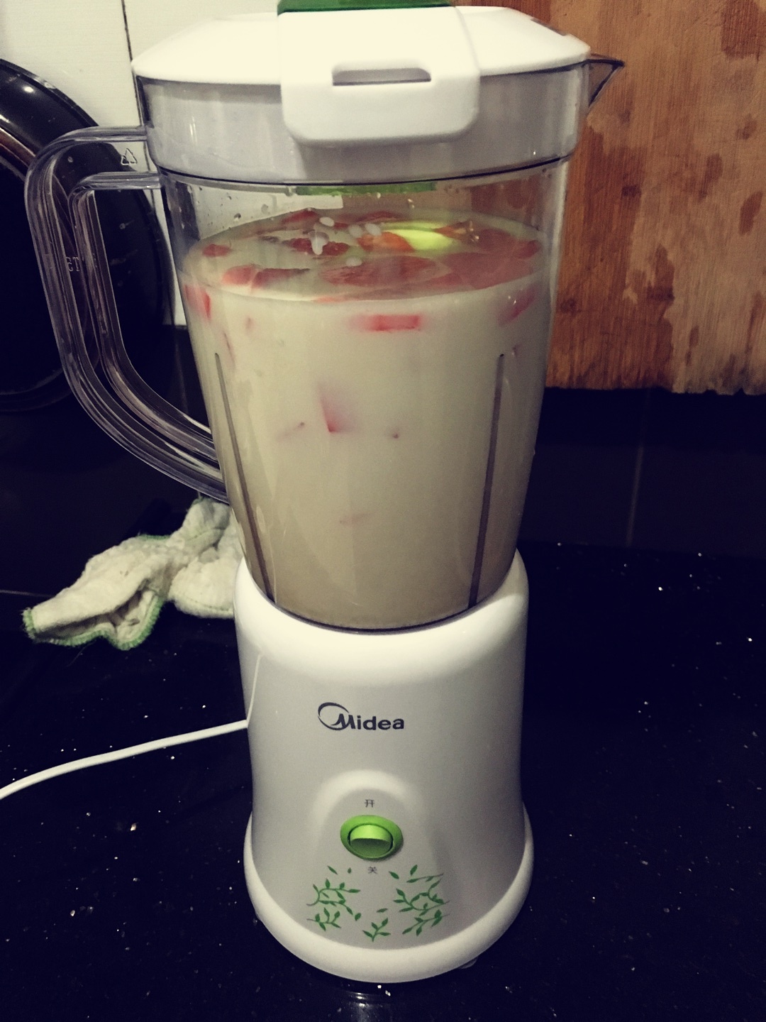 健康蔬果汁红萝卜酸奶纯奶汁的做法 步骤2