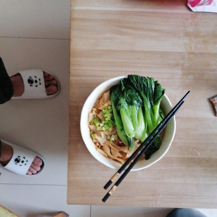 十分钟就能吃上的超简单油泼面