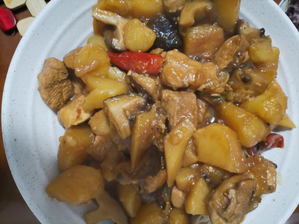 十几年不吃鸡肉的人吃了一盘子的小鸡炖香菇