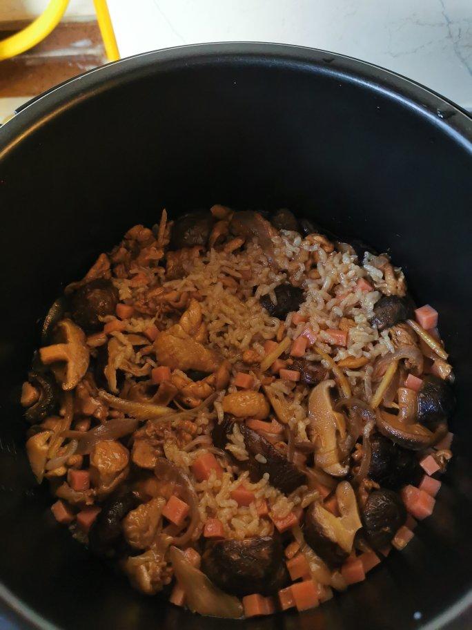 【香菇鸡肉焖饭】
