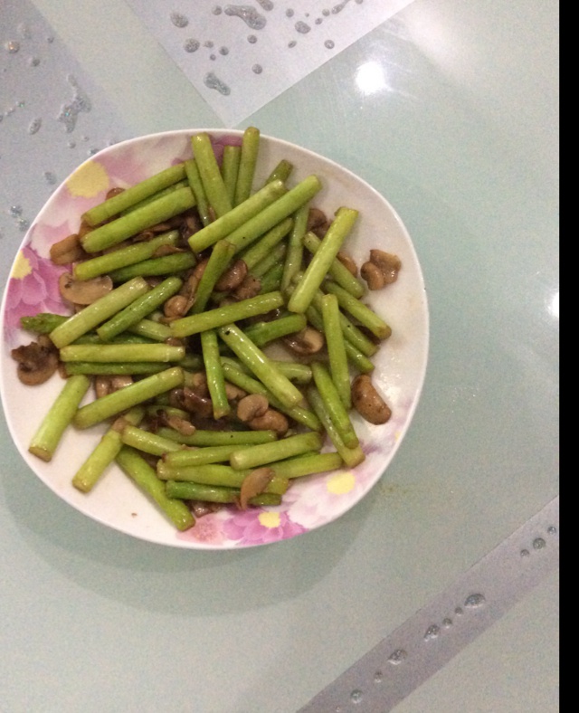芦笋炒蘑菇