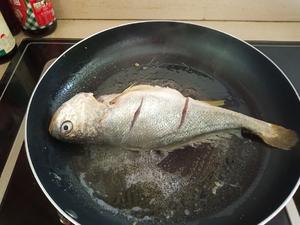 简易，家常红烧黄花鱼的做法 步骤2