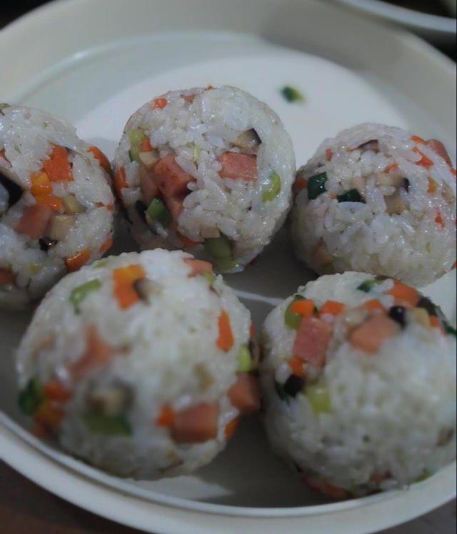 小盆友超爱的肉松饭团子