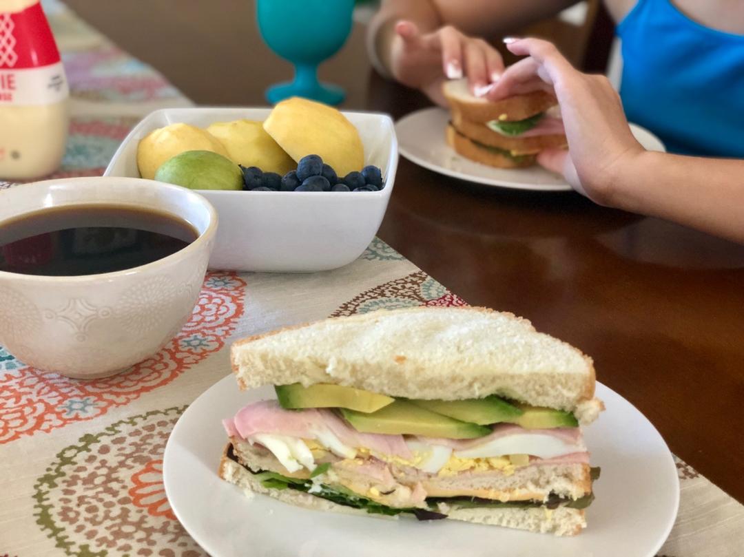 牛油果鸡蛋三明治