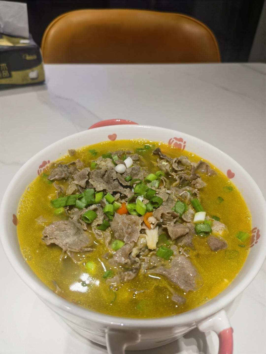 酸汤金针菇肥牛卷