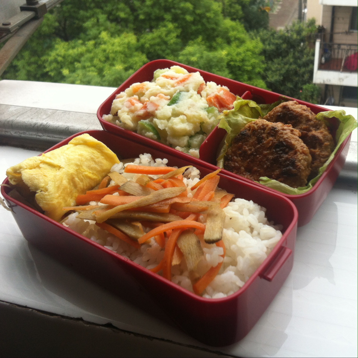 日式肉饼土豆沙拉便当