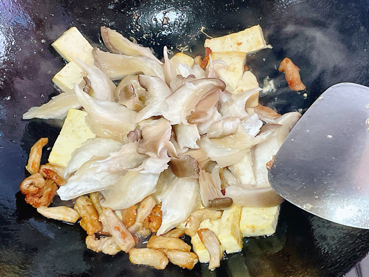 猪肉豆腐蘑菇炒白菜的做法 步骤3