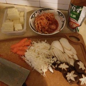 辣白菜菌菇豆腐煲的做法 步骤2