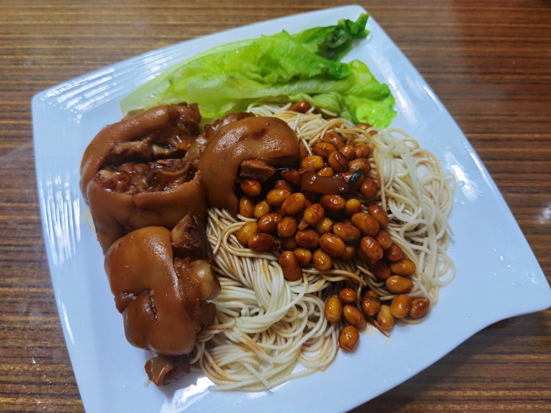 一夹就断的黄豆焖猪蹄