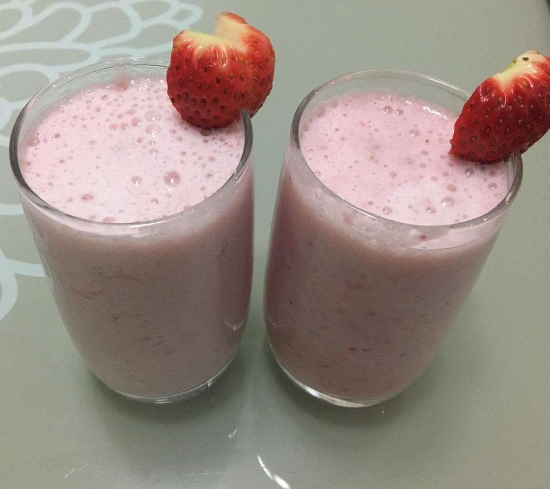 暖暖爱吃香天下火锅做的草莓奶昔